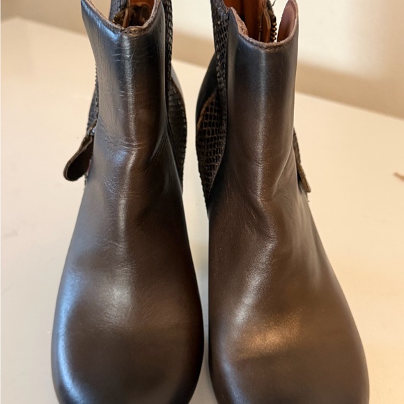 ANDREA FENZI Woman’s Dark Brown Leather Boots 8 Lug sole - Picture 5 of 14